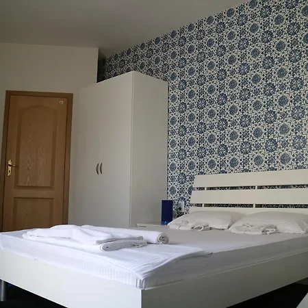Family Four Seasons Hotell 2*